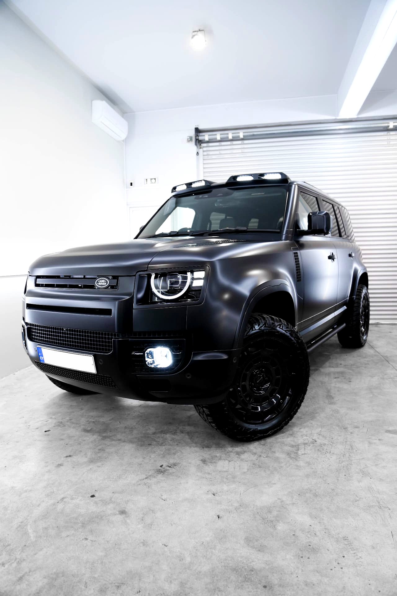 Land Rover Defender — Matte black full wrap